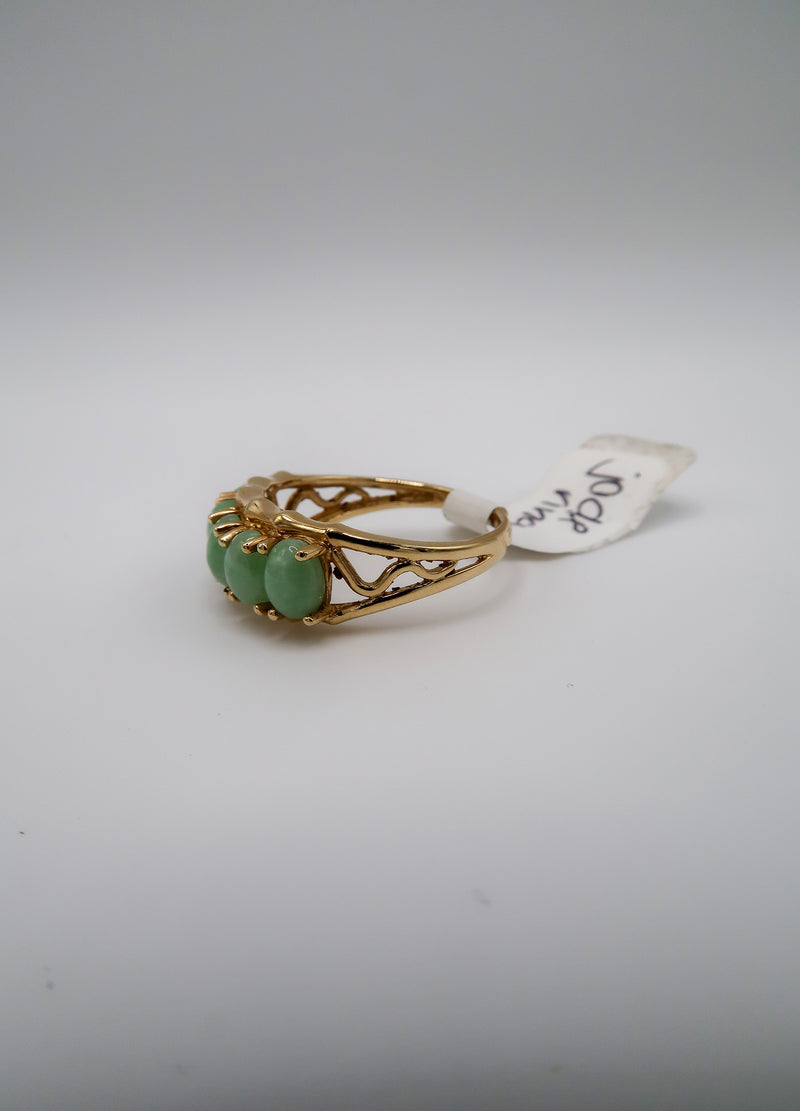 Vintage 14k yellow gold ring with 5 jade stones