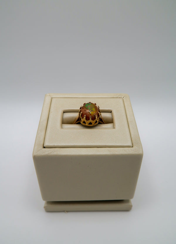 18k yellow gold and opal ring