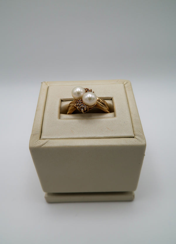 Vintage 10k yellow gold ring with two pearls and diamond clusters