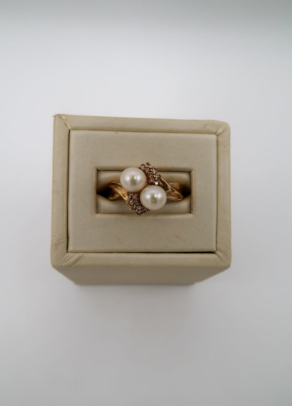 Vintage 10k yellow gold ring with two pearls and diamond clusters